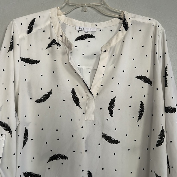 DR2 women white vneck lightweight blouse w/feather print, polkadots & 3/4 sleeve - Picture 3 of 10